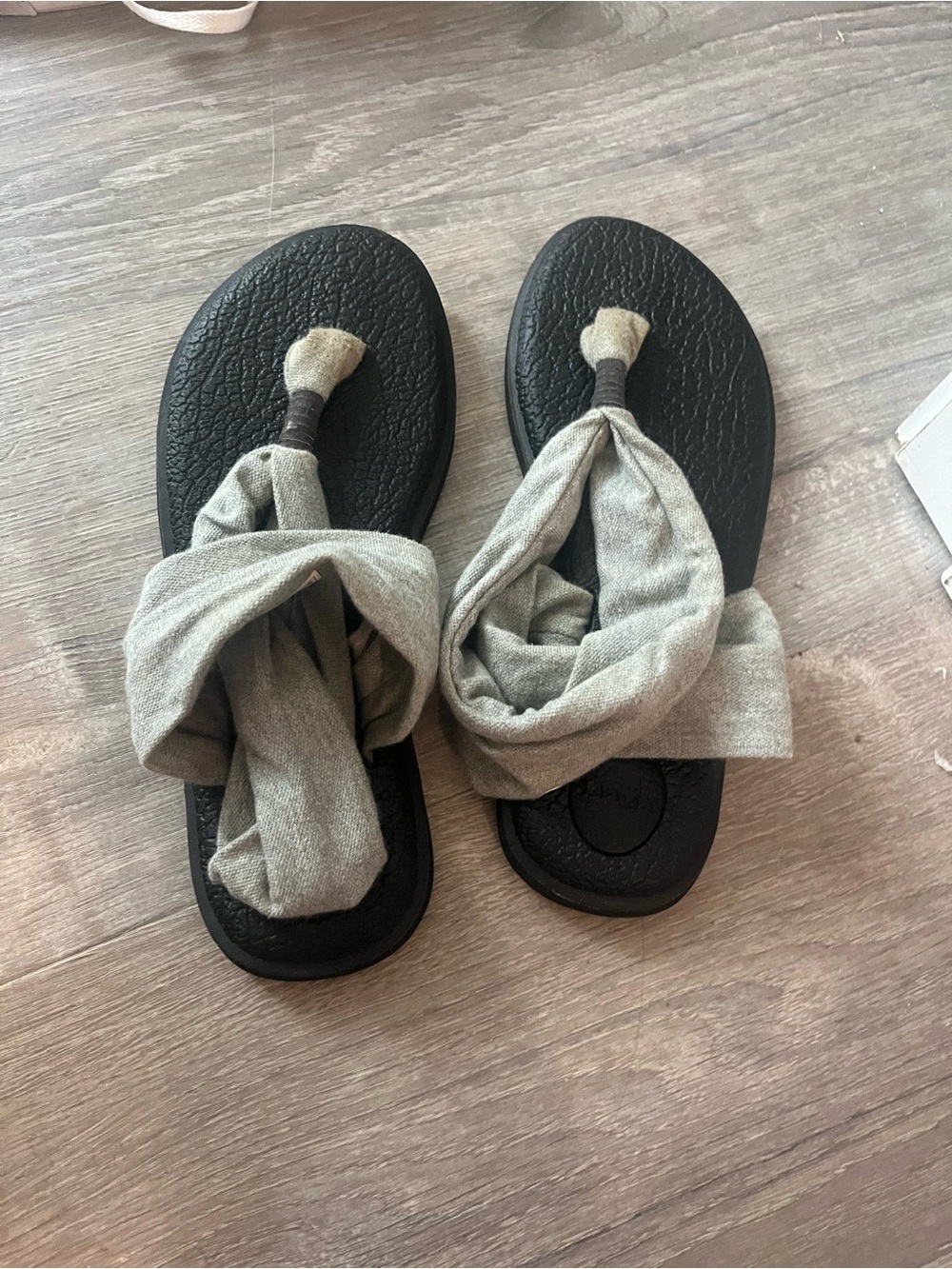 Women's Slip-On Toe-Loop Sandals in Light Gray